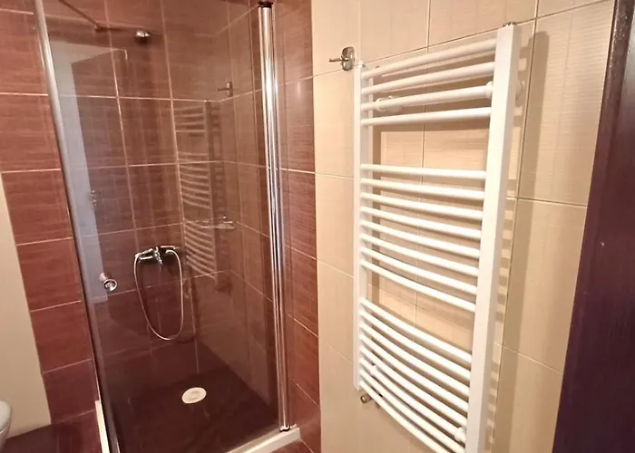 Melania In Complex Royal Towers *