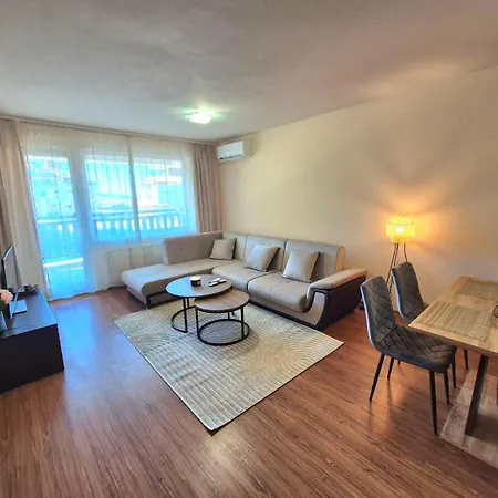 Melania In Complex Royal Towers Apartamento *