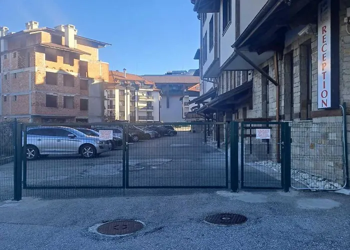 Melania In Complex Royal Towers *